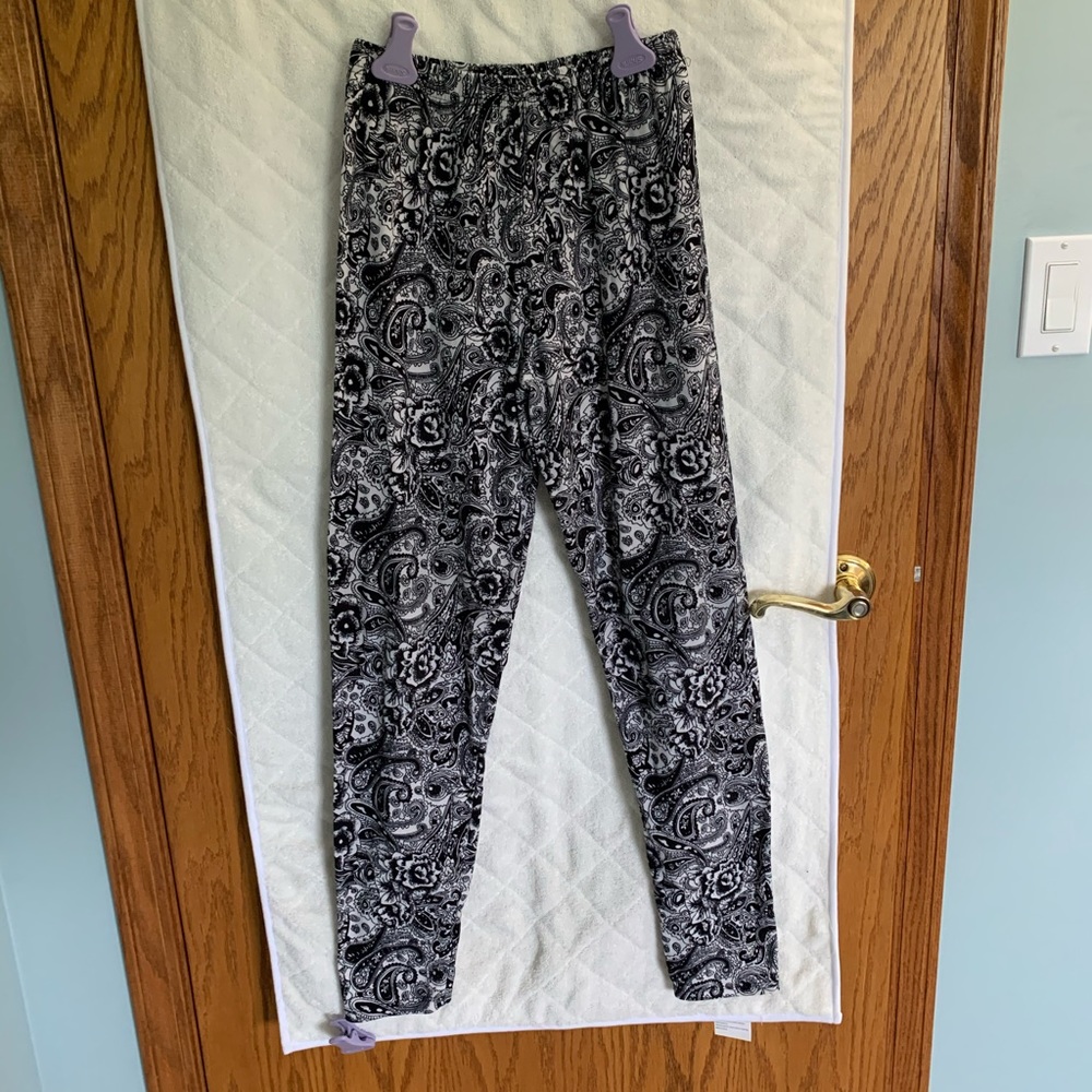 Black and white designed leggings, size M